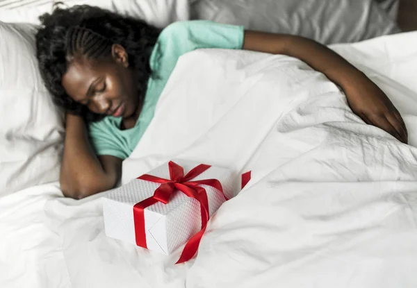 Африканською Жінкою Спальний Подарунок Ліжку — стокове фото