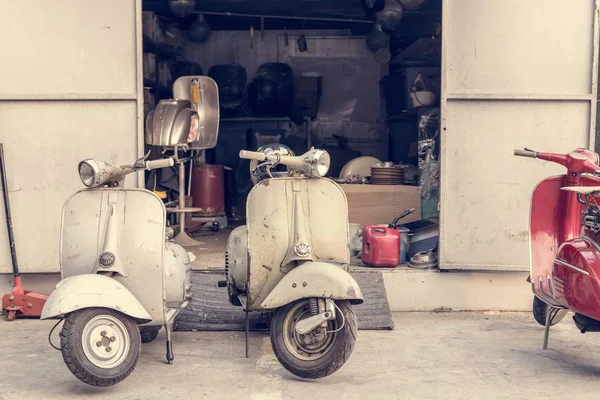 Velha Scooter Estacionado Uma Rua — Fotografia de Stock