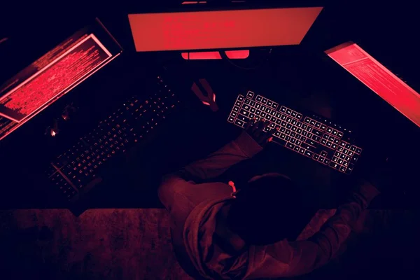 Homem Hacker Trabalhando Computador Cibercrime — Fotografia de Stock