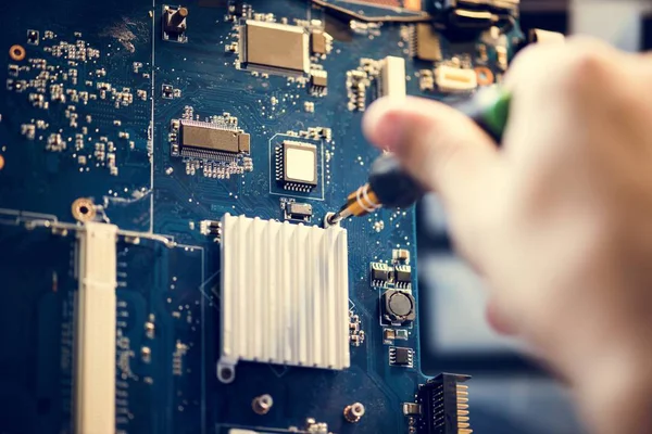 Bilgisayar anakart üzerinde tornavida ile el closeup