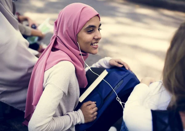 Diverse Kinderen Studeren Buiten — Stockfoto