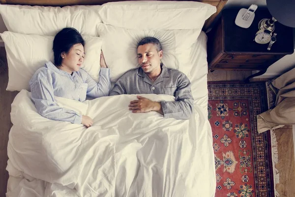 Διαφυλετικα Ζευγάρι Κοιμούνται Μαζί Στο Κρεβάτι — Φωτογραφία Αρχείου