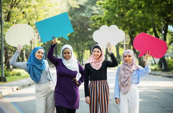 Grupo Mulheres Islâmicas Segurando Bolhas Fala — Fotografia de Stock