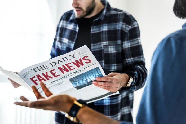 Männer Lesen Zeitung Isoliert Auf Weißem Hintergrund — Stockfoto