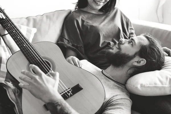 Söt Par Soffan Pojkvän Spelar Gitarr Musik Och Kärlek Koncept — Stockfoto