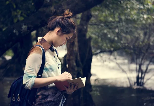Mujer Asiática Disfrutando Viaje Aire Libre Mirando Libro —  Fotos de Stock