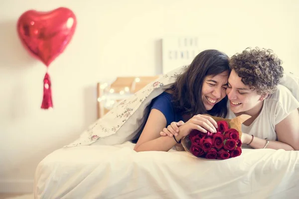 Couple Lesbien Couché Avec Bouquet — Photo