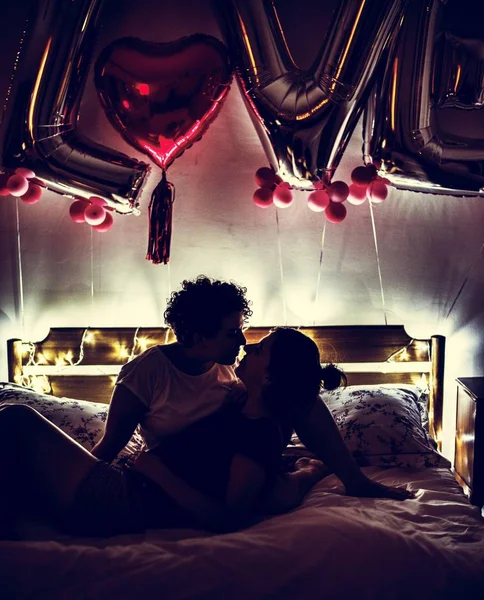 レズビアンのカップルがベッドでキス — ストック写真