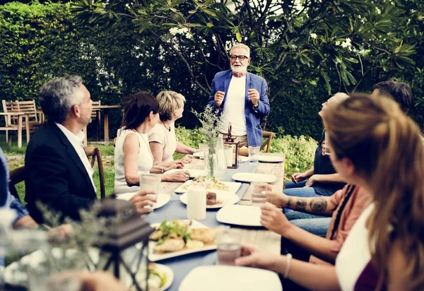 Grupo Amigos Diversos Están Cenando Juntos —  Fotos de Stock