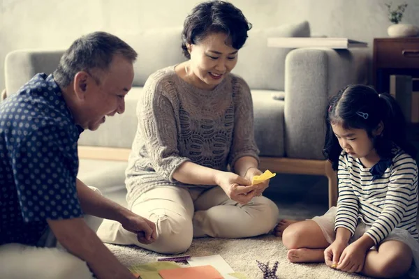 Großeltern Spielen Mit Kleinem Mädchen Hause Sitzen Auf Teppich Zimmer — Stockfoto