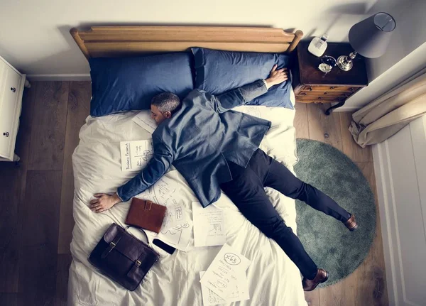 Hombre Negocios Agotado Que Queda Dormido Tan Pronto Como Regresa — Foto de Stock