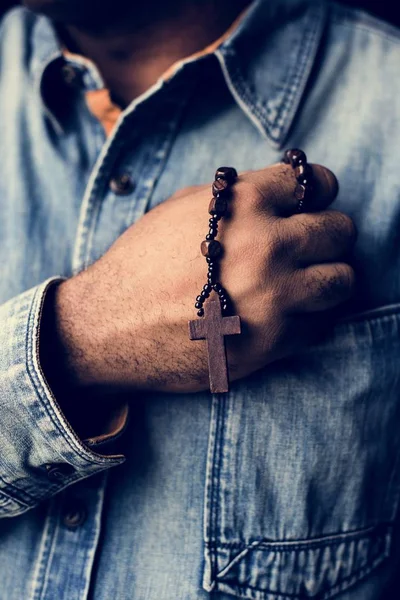 Рука Тримає Хрест Біля Серця — стокове фото