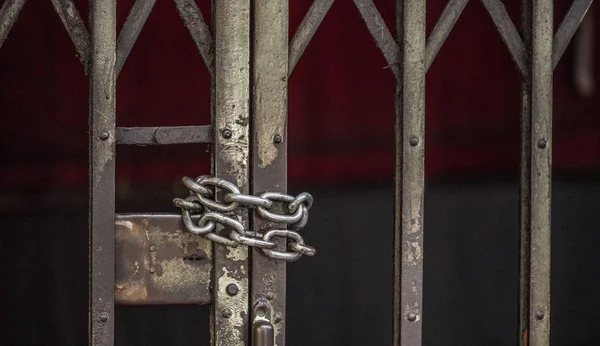 Nahaufnahme Der Angeketteten Gitterschiebetür — Stockfoto