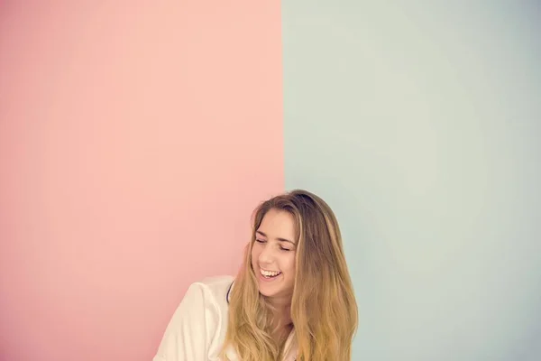 ピンクと青の背景を持つ笑顔の白人女性 — ストック写真