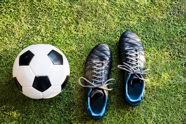 サッカーと草の上ブーツ — ストック写真