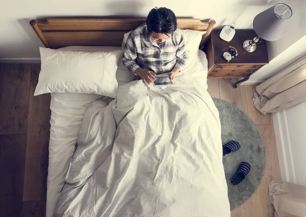 Asiático Etnia Chico Usando Teléfono Cama —  Fotos de Stock