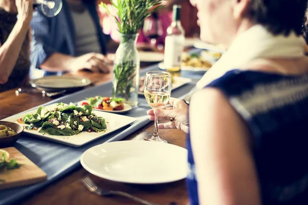 Grupo Amigos Diversos Están Cenando Juntos — Foto de Stock