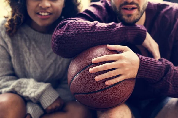 Jovem Casal Assistindo Jogo Basquete Casa — Fotografia de Stock