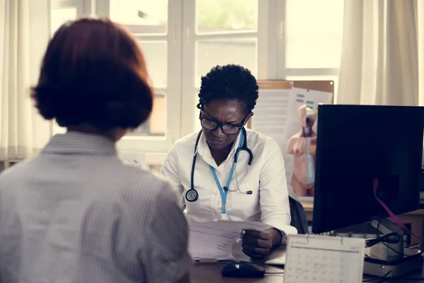 Paciente Ver Médico —  Fotos de Stock