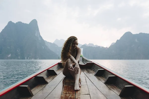 美しい女性がボートに乗ってポーズ — ストック写真