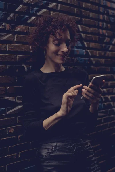 Mujer Caucásica Usando Teléfono Móvil — Foto de Stock