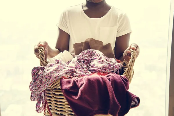 Νεαρό Κορίτσι Εκμετάλλευση Καλάθι Ρούχων — Φωτογραφία Αρχείου
