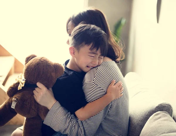 Japanische Mutter Tröstet Ihren Sohn Junge Weint — Stockfoto
