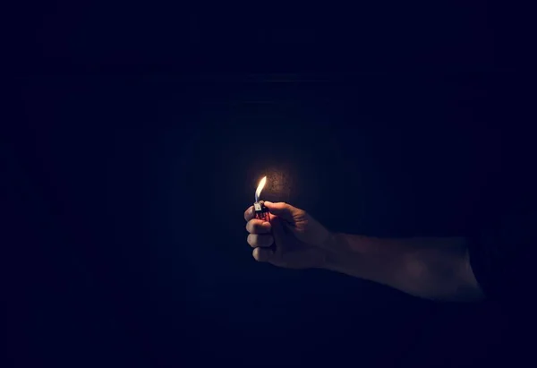 Рука Тримає Запальничку Темряві — стокове фото