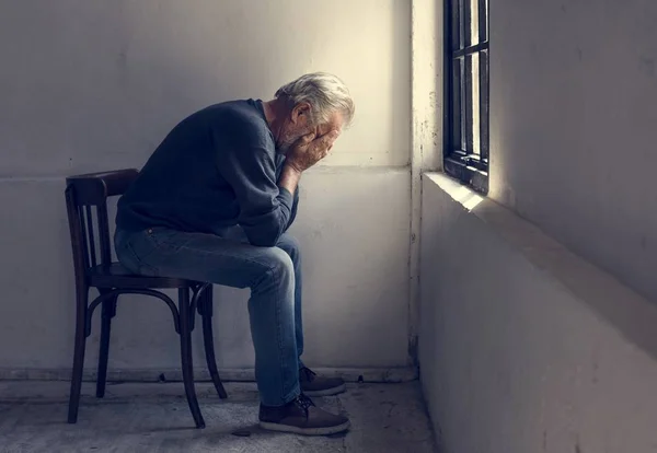 Oudere Blanke Man Met Handen Vallen Zijn Gezicht Gevoel Bezorgd — Stockfoto