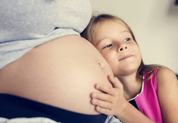 Küçük Kız Hamile Kadının Karnında Dinleme — Stok fotoğraf