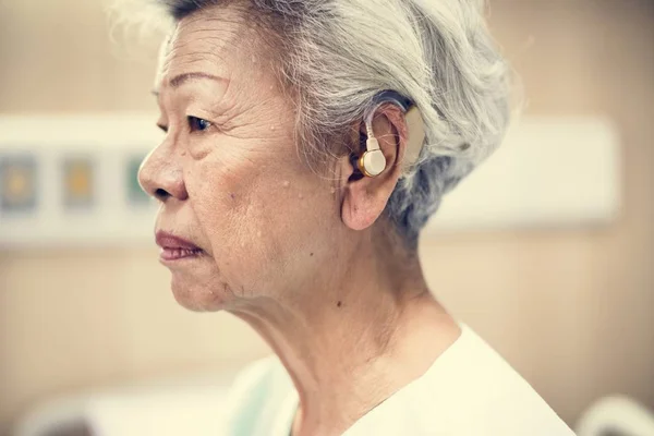 Μια Ηλικιωμένη Γυναίκα Ακουστικό Βαρηκοΐας — Φωτογραφία Αρχείου