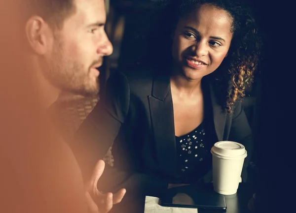 Socios Discutiendo Negocios Sobre Café — Foto de Stock