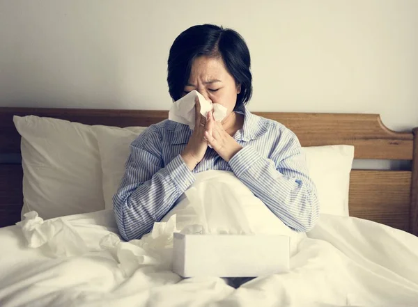 Una Mujer Que Sufre Frío —  Fotos de Stock