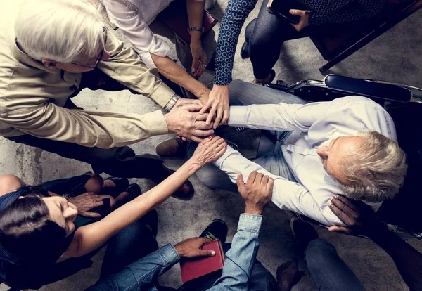 Grupo Pessoas Encorajamento Homem Idoso — Fotografia de Stock