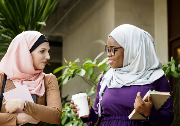 Исламистские Женщины Носят Хиджаб Разговаривают Открытом Воздухе Скрывая Кофе Книги — стоковое фото