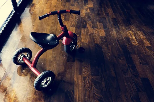 Bicicleta Infantil Chão Madeira — Fotografia de Stock