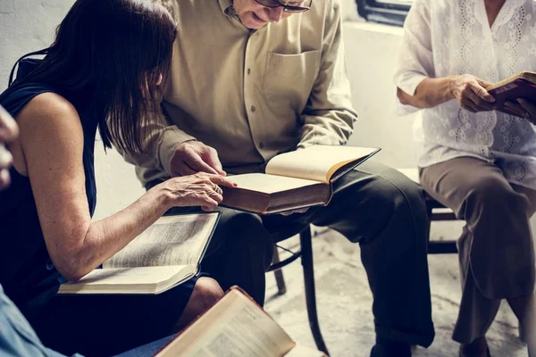 Grupa Ludzi Chrześcijaństwa Czytanie Biblii Razem — Zdjęcie stockowe