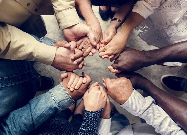 Grupa Zróżnicowana Ręce Trzymając Się Nawzajem Wspierać Razem Pracy Zespołowej — Zdjęcie stockowe