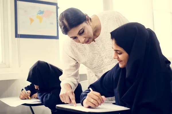 Młody Student Muzułmańskiej Dziewczyny Robi Zadania Domowego Pisanie Papierze Nauczyciel — Zdjęcie stockowe