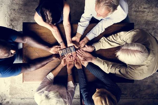 キリスト教の人々 祈り希望のグループ化 — ストック写真