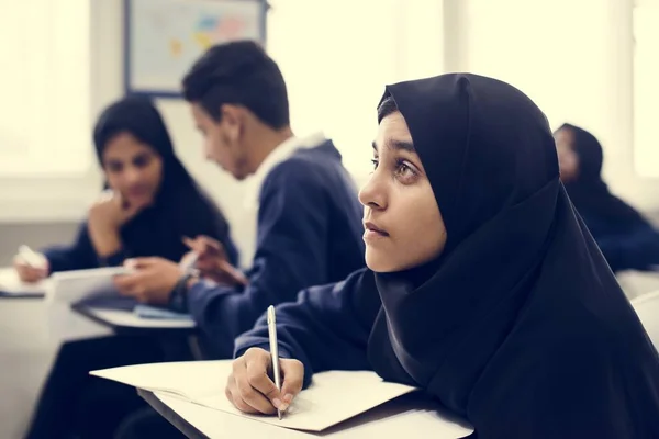 Mahasiswa Muslim Menulis Ujian Kelas — Stok Foto