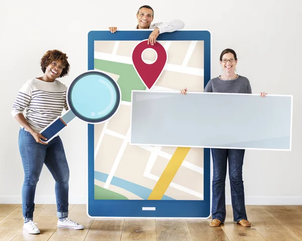 Gente Feliz Sosteniendo Tableta Con Gráficos — Foto de Stock