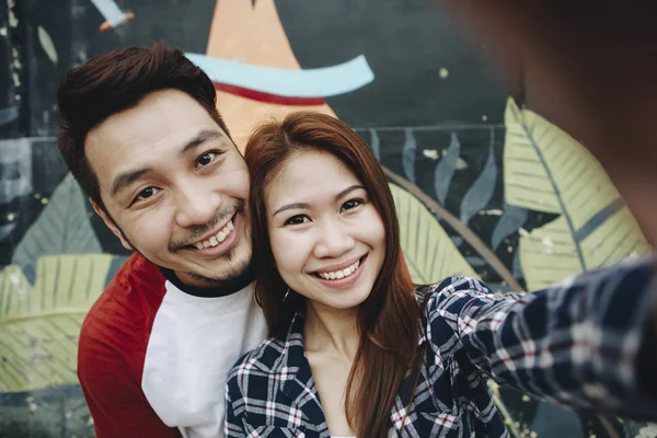 Glückliches Paar Beim Gemeinsamen Selfie — Stockfoto