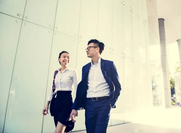 Asiático Pessoas Negócios Discutindo Enquanto Caminhava — Fotografia de Stock