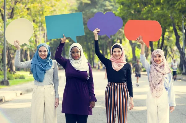 Groupe Femmes Islamiques Tenant Des Bulles Expression — Photo