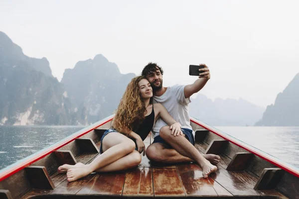 Para Biorąc Selfie Longtail Łodzi — Zdjęcie stockowe
