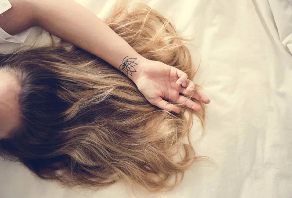 Imagem Cortada Mulher Com Cabelo Longo Loiro Deitado Cama — Fotografia de Stock