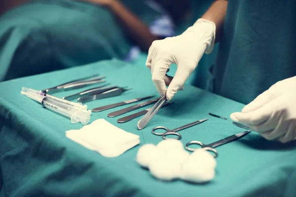 Arzt Bereitet Medizinisches Werkzeug Für Die Operation Vor — Stockfoto