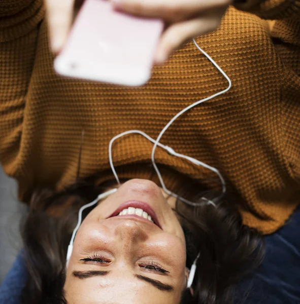 Genç Kadın Müzik Dinliyor — Stok fotoğraf