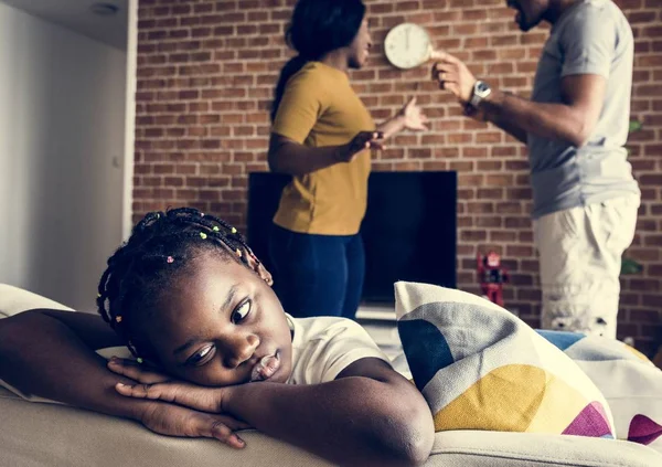 Fille Triste Pendant Que Son Père Mère Battent — Photo